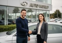 Ces astuces pour acheter une voiture au meilleur prix en 2025 Homme souriant serrant la main d'une vendeuse devant une voiture moderne